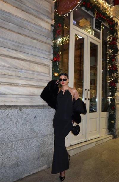 Kadın Aksesuarlı Halter Yaka Sırt Dekolte Detay Maxi Boy Elbise