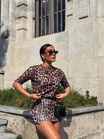 Kadın Bisiklet Yaka Leopar Desen Dökümlü Bluz Ve Mini Etek Ikili Takım