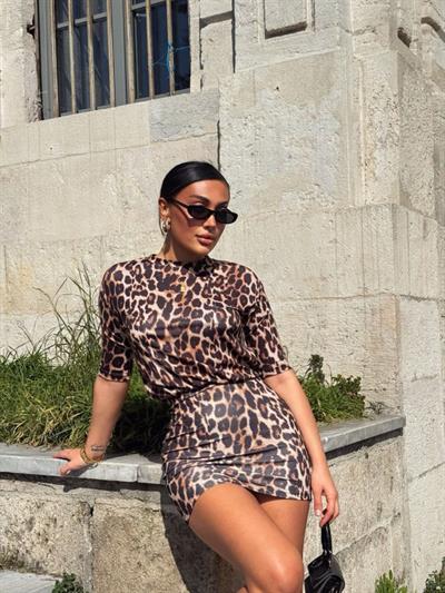 Kadın Bisiklet Yaka Leopar Desen Dökümlü Bluz Ve Mini Etek Ikili Takım