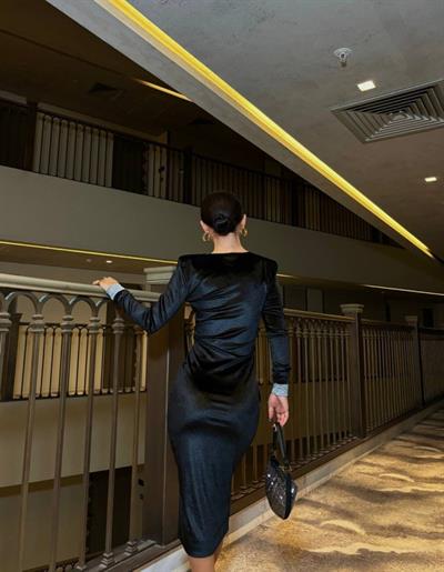 Kadın Bisiklet Yaka Vatkalı Manşet Detay Kadife Kumaş Midi Boy Elbise