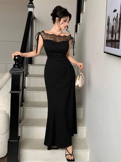 Kadın Göğüs Ve Yakası Dantel Detaylı Kayık Yaka Görünümlü Uzun Ithal Krep Elbise