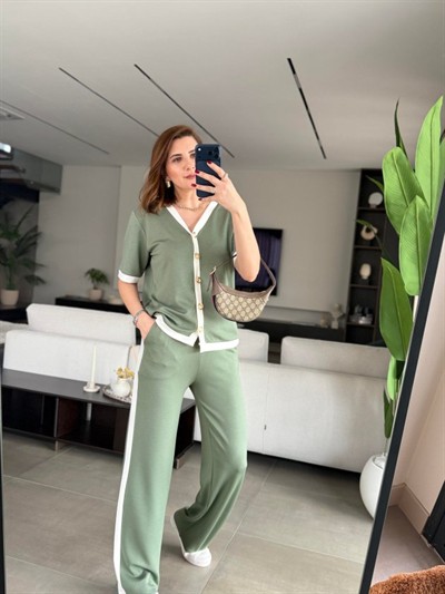 Kadın Kısa Kollu Ribana Ve Gold Düğme Detay Hırka Yanı şeritli Pantolon Ikili Takım