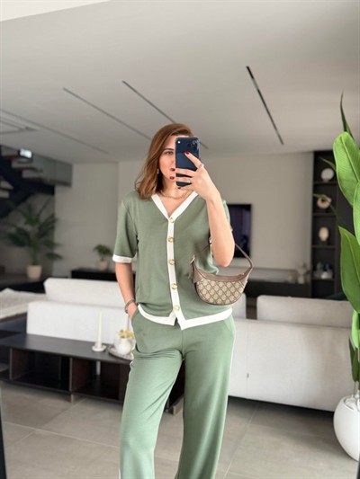 Kadın Kısa Kollu Ribana Ve Gold Düğme Detay Hırka Yanı şeritli Pantolon Ikili Takım