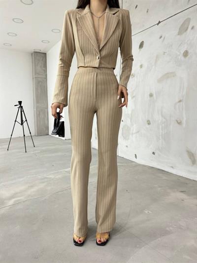 Kadın Manşet Yaka Ispanyol Kol çizgi Detay Kısa Ceket Ve Yüksek Bel Ispanyol Paça Pantolon Ikili Takım