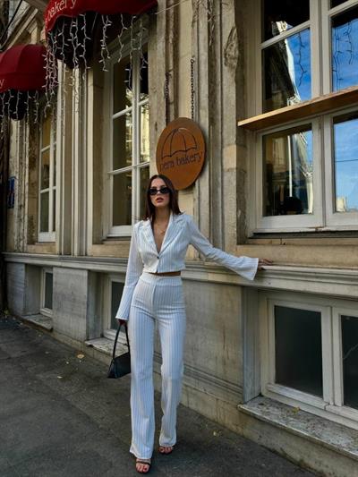 Kadın Manşet Yaka Ispanyol Kol çizgi Detay Kısa Ceket Ve Yüksek Bel Ispanyol Paça Pantolon Ikili Takım