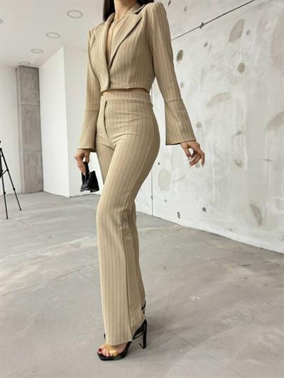 Kadın Manşet Yaka Ispanyol Kol çizgi Detay Kısa Ceket Ve Yüksek Bel Ispanyol Paça Pantolon Ikili Takım