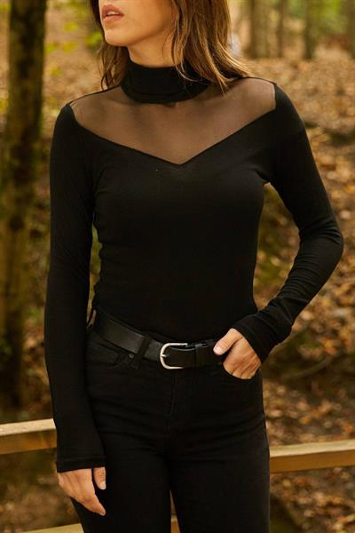 Kadın Siyah önü Tül V Detaylı Yarım Balıkçı Yaka çilek Kumaş Bluz