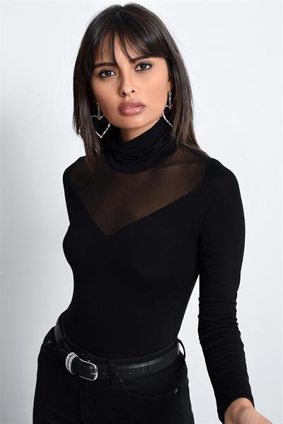 Kadın Siyah önü Tül V Detaylı Yarım Balıkçı Yaka çilek Kumaş Bluz