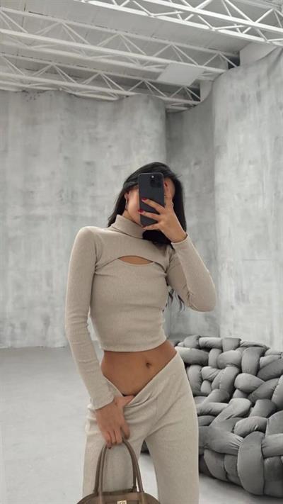 Kadın Uzun Kollu Pencere Detay Göğüs Dekolteli Bluz Ve Bol Paça Pantolon Ikili Takim