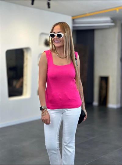 Kare Yaka Kalın Askılı Beyaz Triko Bluz