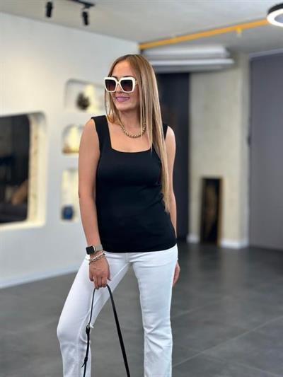 Kare Yaka Kalın Askılı Beyaz Triko Bluz