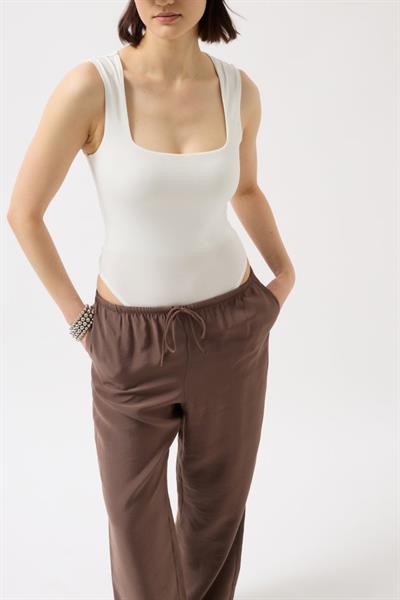 Kare Yaka Kalın Askılı Bodysuit