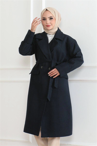 Kaşe Kaban – Uzun Boy Kruvaze Yaka Kuşaklı Tesettür Kaşe Kışlık Kaban, Astarlı Şık Yünlü Dokuma Oversize Rahat Kalıp Cepli Düğmeli Modern Kap Modeli - Lacivert