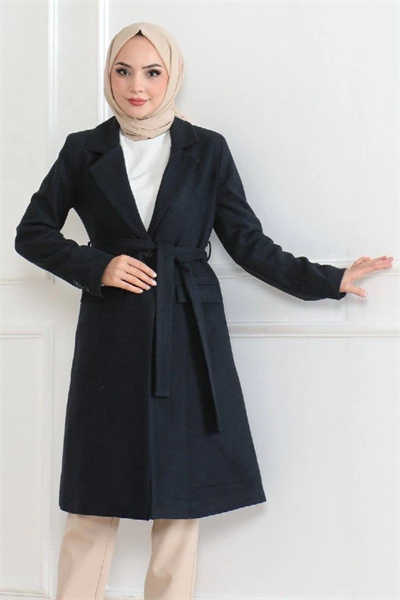 Kaşe Kaban – Uzun Boy Kruvaze Yaka, Kuşaklı Tesettür Kışlık Kaban, Astarlı Şık Yünlü Dokuma Oversize Rahat Kalıp, Cepli Modern Kaşe Mont Modeli - Lacivert