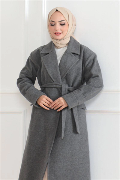 Kaşe Kaban – Uzun Boy Kruvaze Yaka Kuşaklı Tesettür Kaşe Kışlık Kaban, Astarlı Şık Yünlü Dokuma Oversize Rahat Kalıp Cepli Düğmeli Modern Kap Modeli - Gri