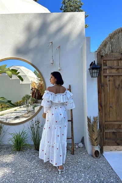 Kırmızı Omuzları Lastikli Brode Elbise