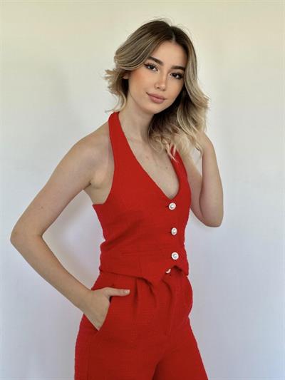 Kırmızı Yelek Ve Pantolon Takım