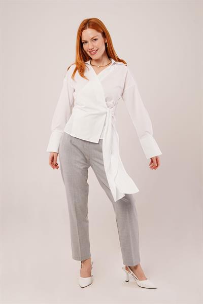Kruvaze Yaka Yandan Bağlama Detaylı Beyaz Gömlek