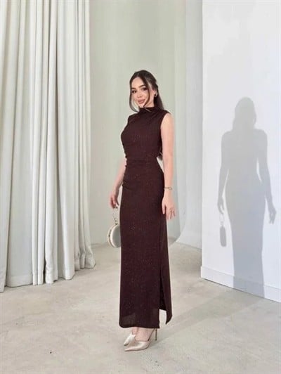 Likralı Simli Kumaş Yandan Yırtmaçlı Uzun Elbise Şık Kolsuz Abiye - Kahverengi