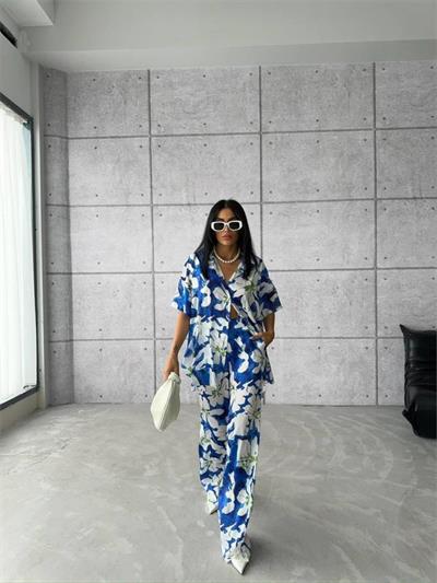 MAVİ ZEMİN BÜYÜK ÇİÇEK DESEN SATEN GÖMLEK-PANTOLON TAKIM - Mavi