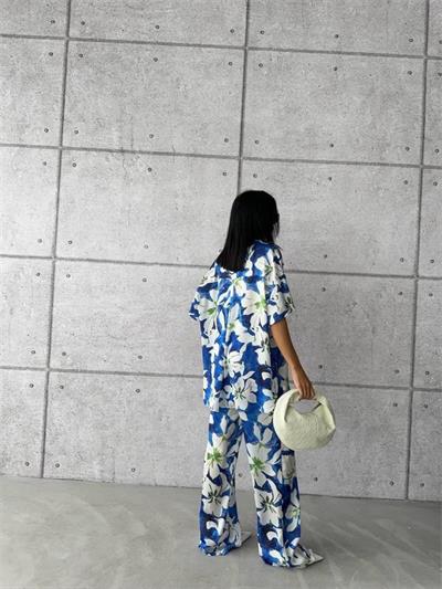 MAVİ ZEMİN BÜYÜK ÇİÇEK DESEN SATEN GÖMLEK-PANTOLON TAKIM - Mavi