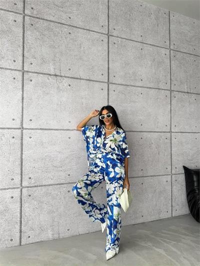 MAVİ ZEMİN BÜYÜK ÇİÇEK DESEN SATEN GÖMLEK-PANTOLON TAKIM - Mavi