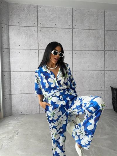 MAVİ ZEMİN BÜYÜK ÇİÇEK DESEN SATEN GÖMLEK-PANTOLON TAKIM - Mavi