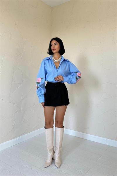 Mavi Kollarında Gül Nakışlı Gömlek