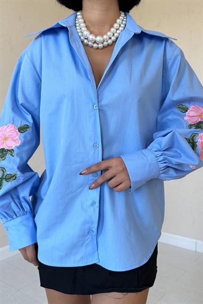 Mavi Kollarında Gül Nakışlı Gömlek