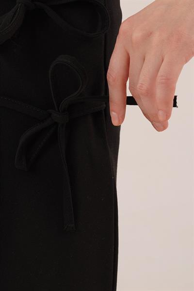 Önü Piliseli Yandan Bağlama Detaylı Siyah Mini Şort Etek