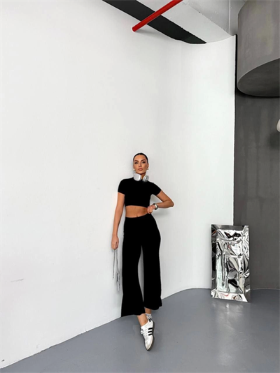 Osy Modal Yumuşak Dokulu Kumaş Kısa Kollu Crop Alt Ispanyol Paça Pantalon Ikili Takım - Siyah