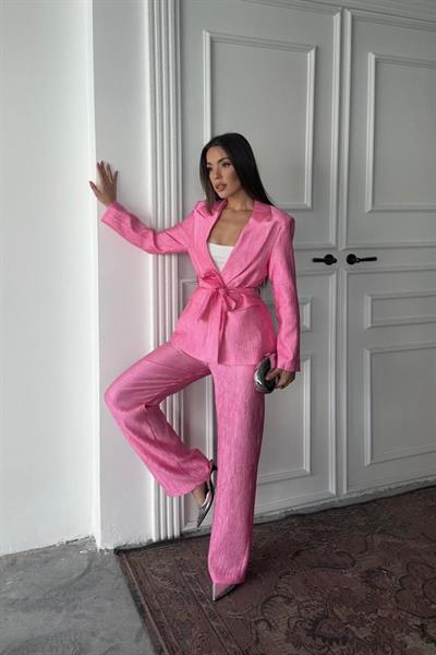 Pembe Beli Kuşaklı Ceket Ve Pantolon Parlak Takım