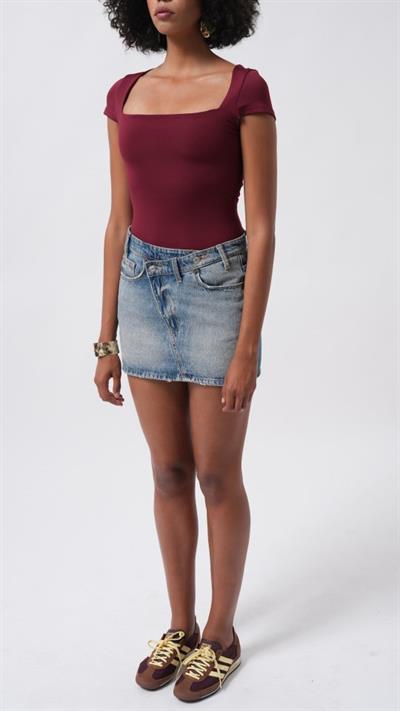 Pencere Detay Mini Dekolte Bluz