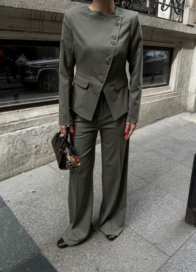 Poly Viscose Full Lycra Asi̇metri̇k Düğmeli̇ Vatkali Ceket Pantolon Takim