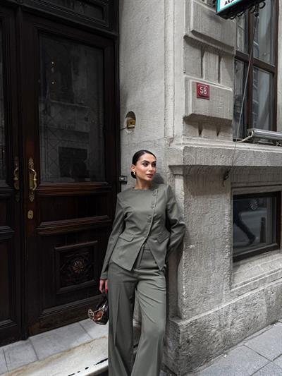 Poly Viscose Full Lycra Asi̇metri̇k Düğmeli̇ Vatkali Ceket Pantolon Takim