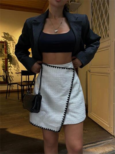 ŞANEL  KAPAKLI ÇOBAN DİKİŞ DETAYLI KISA ETEK - Beyaz