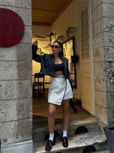 ŞANEL  KAPAKLI ÇOBAN DİKİŞ DETAYLI KISA ETEK - Beyaz