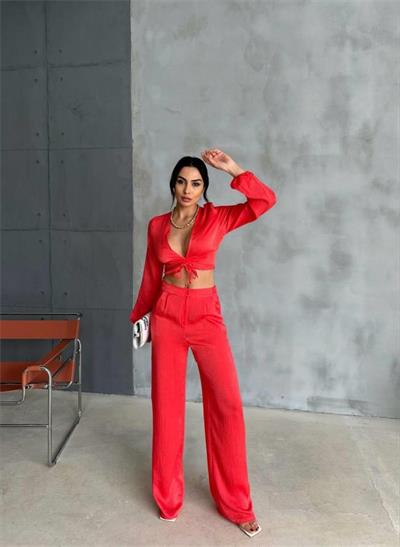 SATEN BÜZGÜ DETAYLI CROP BLUZ-PANTOLON TAKIM - Mercan