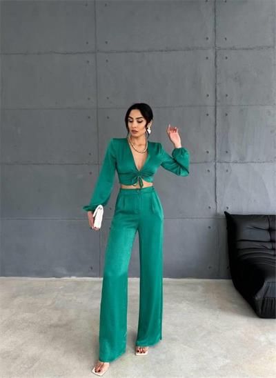 SATEN BÜZGÜ DETAYLI CROP BLUZ-PANTOLON TAKIM - Zümrüt