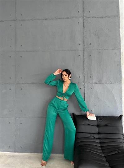 SATEN BÜZGÜ DETAYLI CROP BLUZ-PANTOLON TAKIM - Zümrüt