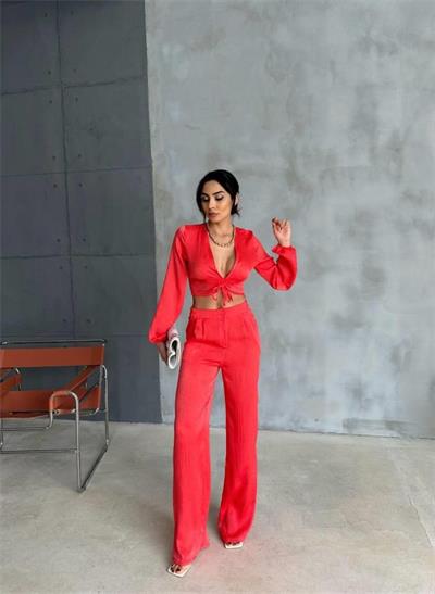 SATEN BÜZGÜ DETAYLI CROP BLUZ-PANTOLON TAKIM - Mercan