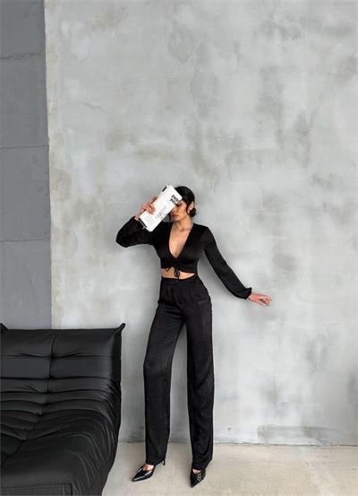 SATEN BÜZGÜ DETAYLI CROP BLUZ-PANTOLON TAKIM - Siyah