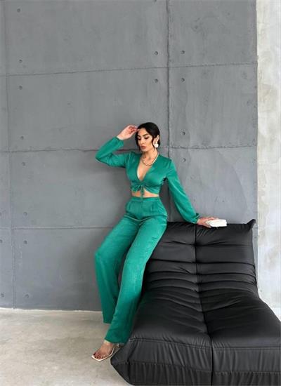 SATEN BÜZGÜ DETAYLI CROP BLUZ-PANTOLON TAKIM - Zümrüt