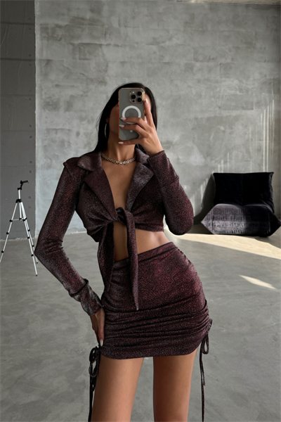 SİMLİ KUMAŞ BAĞLAMA DETAYLI CROP BLUZ -KISA BÜZGÜ DETAYLI ETEK - Bordo