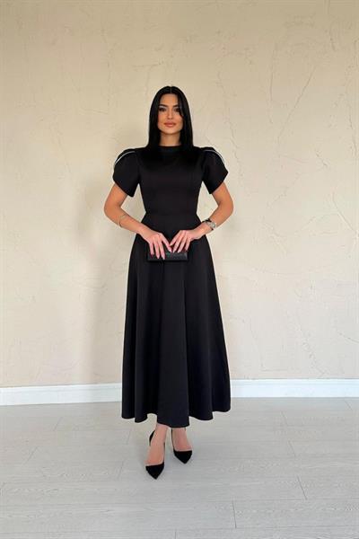 Siyah Arkası Fiyonk Garnili Britli Elbise
