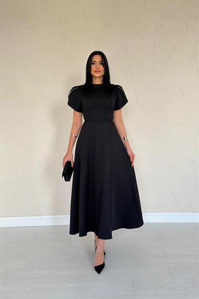 Siyah Arkası Fiyonk Garnili Britli Elbise
