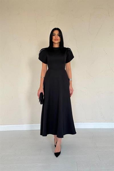 Siyah Arkası Fiyonk Garnili Britli Elbise