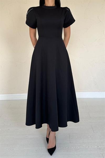Siyah Arkası Fiyonk Garnili Britli Elbise