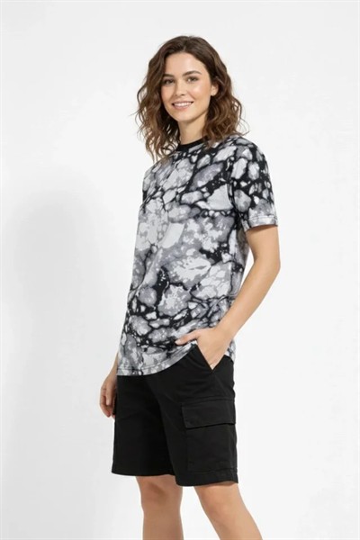 Siyah Gri Taş Desenli Tişört – Regular Kalıp, Bisiklet Yaka, Dijital Baskılı Modern Tasarım T-Shirt - Siyah