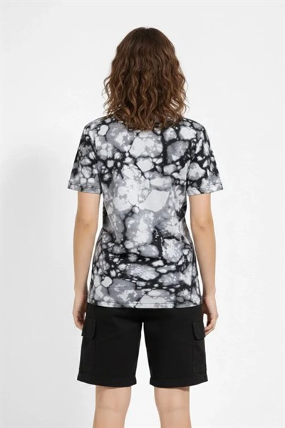 Siyah Gri Taş Desenli Tişört – Regular Kalıp, Bisiklet Yaka, Dijital Baskılı Modern Tasarım T-Shirt - Siyah